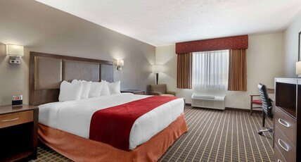 Best Western Plus Eagleridge Inn & Suites Room Type - Accessible - 1 King, Mobility Accessible, Bathtub, Microwave And Refrigerator, Wi-Fi, Non-Smoking, F Best Western Plus Eagleridge Inn & Suites Room Type - Accessible - 1 King, Mobility Accessible, Bathtub, Microwave And Refrigerator, Wi-Fi, Non-Smoking, F