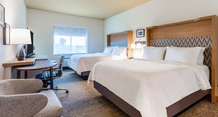 Holiday Inn & Suites Cedar Falls - Waterloo Event Ctr Room Type - 2 Queen Standard Mobility Accessible Tub Holiday Inn & Suites Cedar Falls - Waterloo Event Ctr Room Type - 2 Queen Standard Mobility Accessible Tub