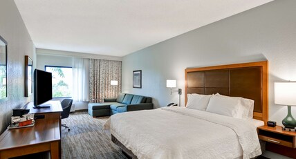 Hampton Inn by Hilton Palm Beach Gardens Room Type - 1 KING BED DELUXE N S