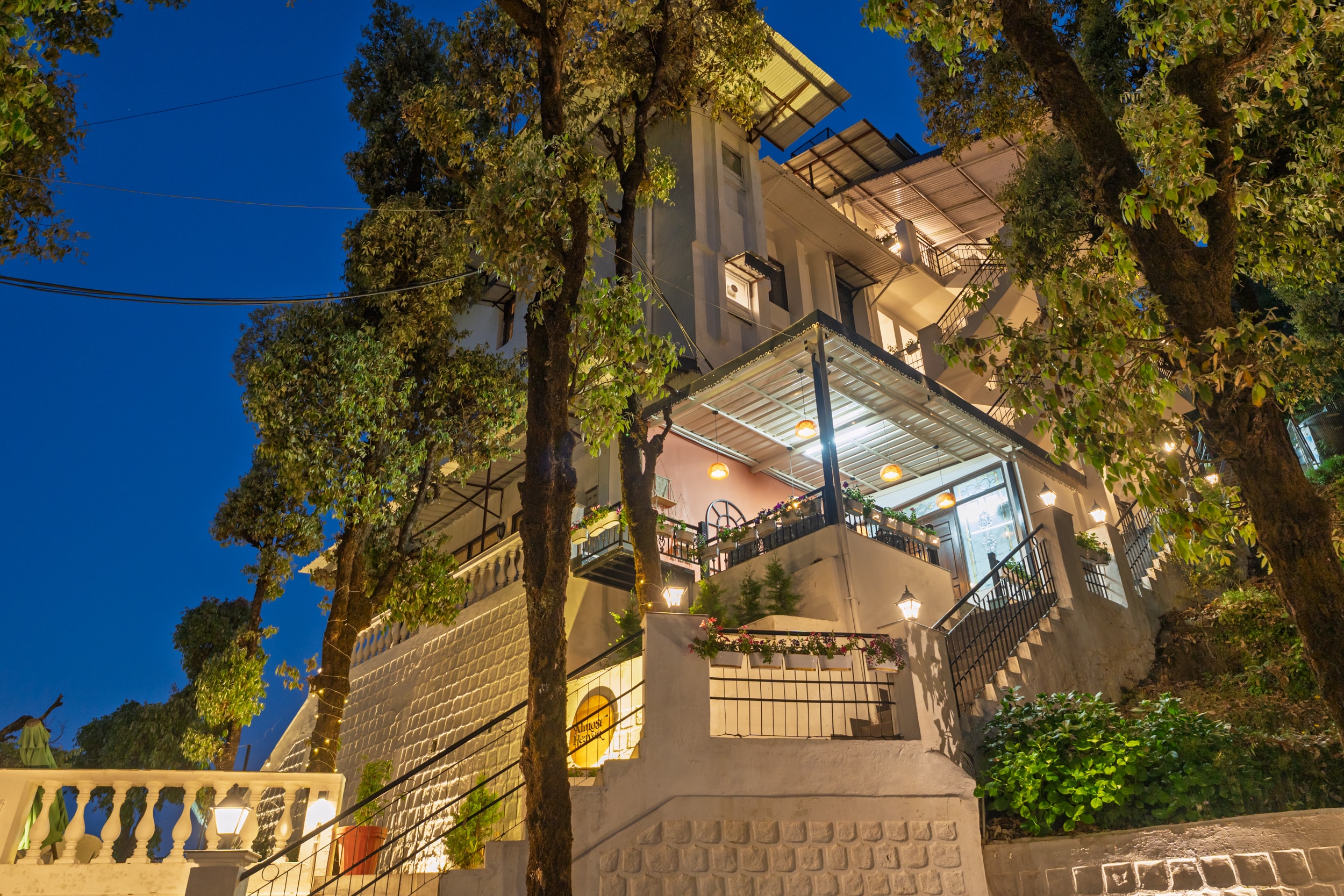 Almost Heaven Suites @ 2 Km from Mall Road - Tap to explore photos