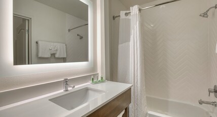 Holiday Inn & Suites MADISON WEST Room Type - 2 Queen Standard Pool Access