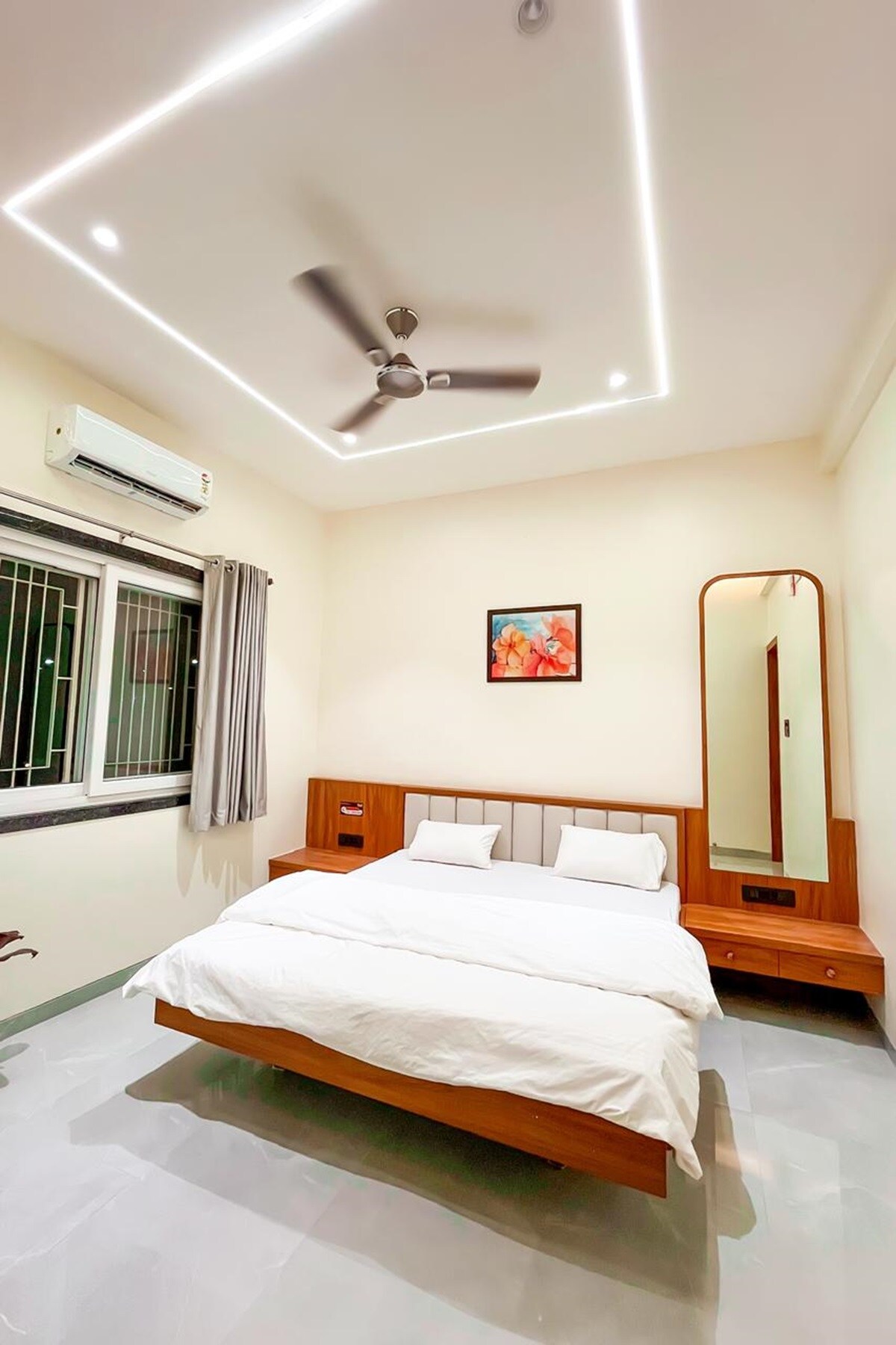Hotel Govind Shudhh Shakahari Lodging - Tap to explore photos