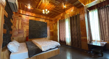 The Rustic Jibhi - Backpackers Hostel Room Type - Deluxe King Room – Jacuzzi & Mountain View