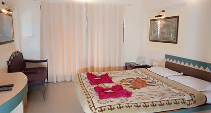 Hotel Arya Room Type - Deluxe Room NON AC