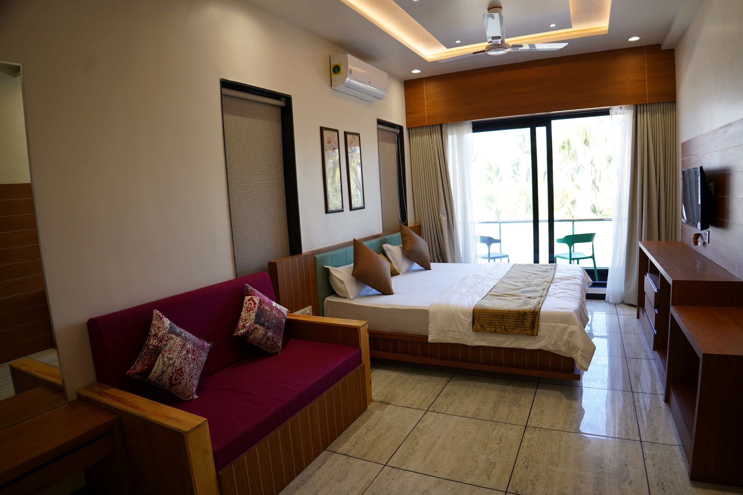 Hotel Diamond - Tap to explore photos