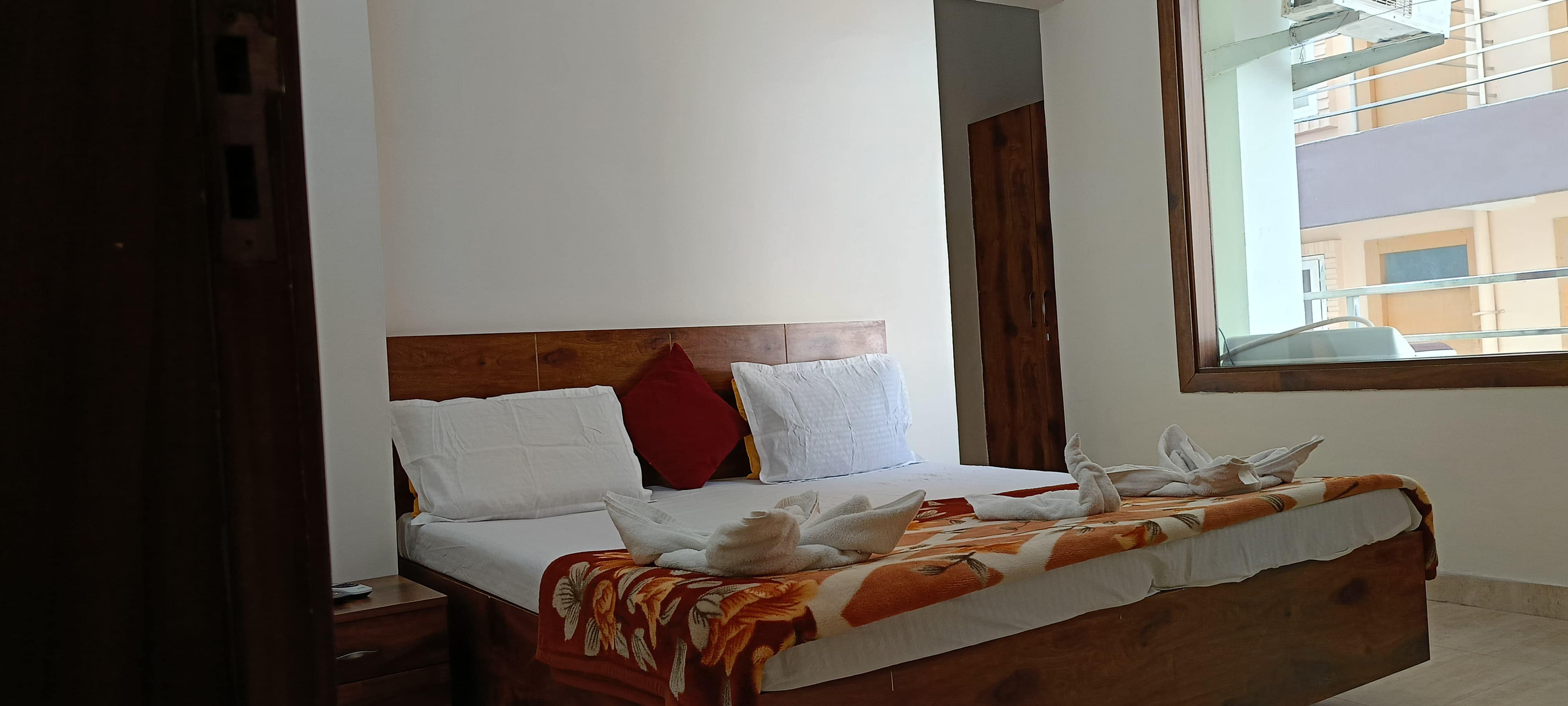 Homlee Budget friendly 1BHK Near Laxman jhula - Tap to explore photos