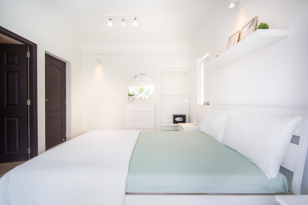 Staymaster Emerald Escape  I 3BR - Tap to explore photos