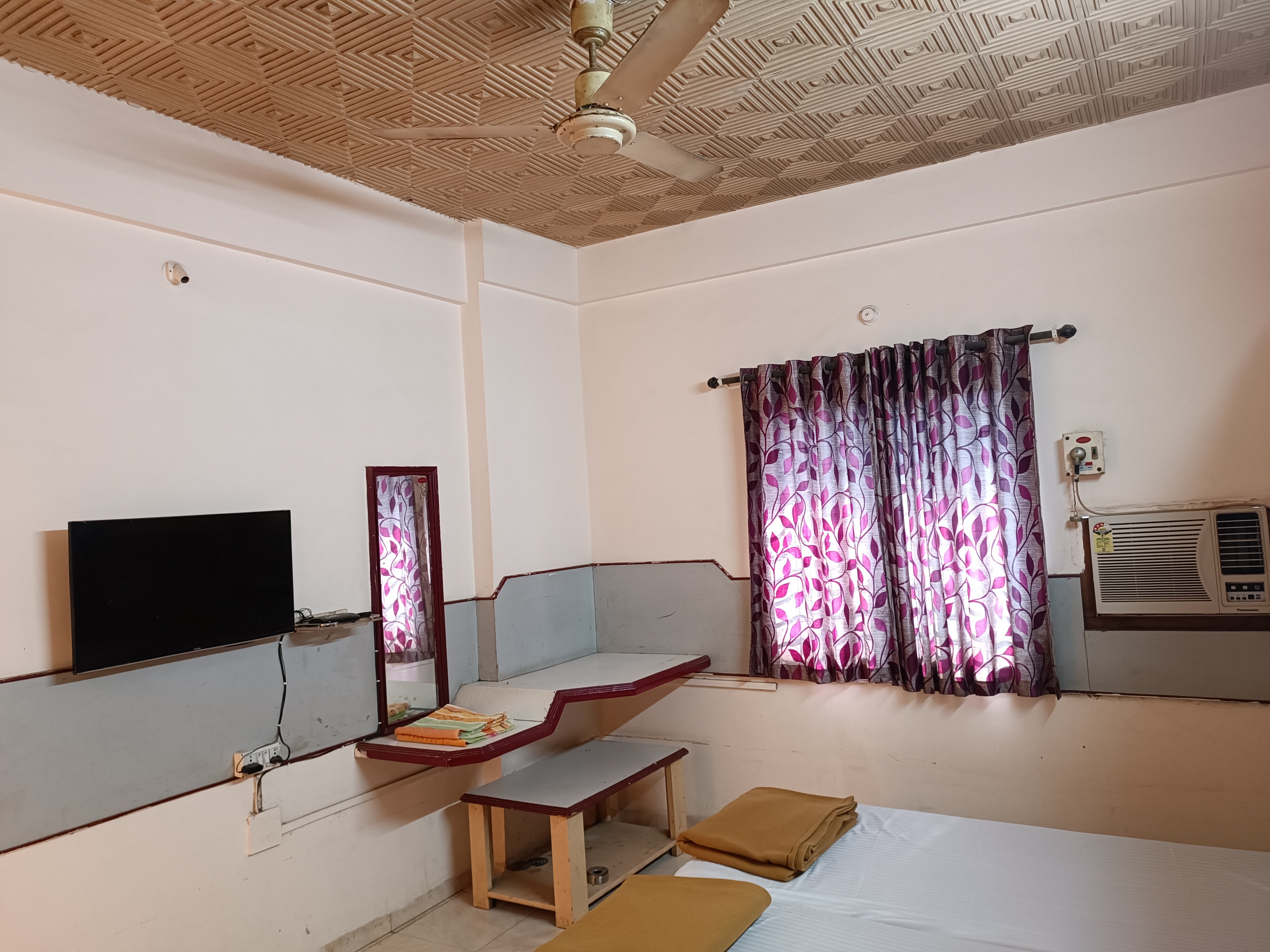 Hotel Rajeshwari - Tap to explore photos