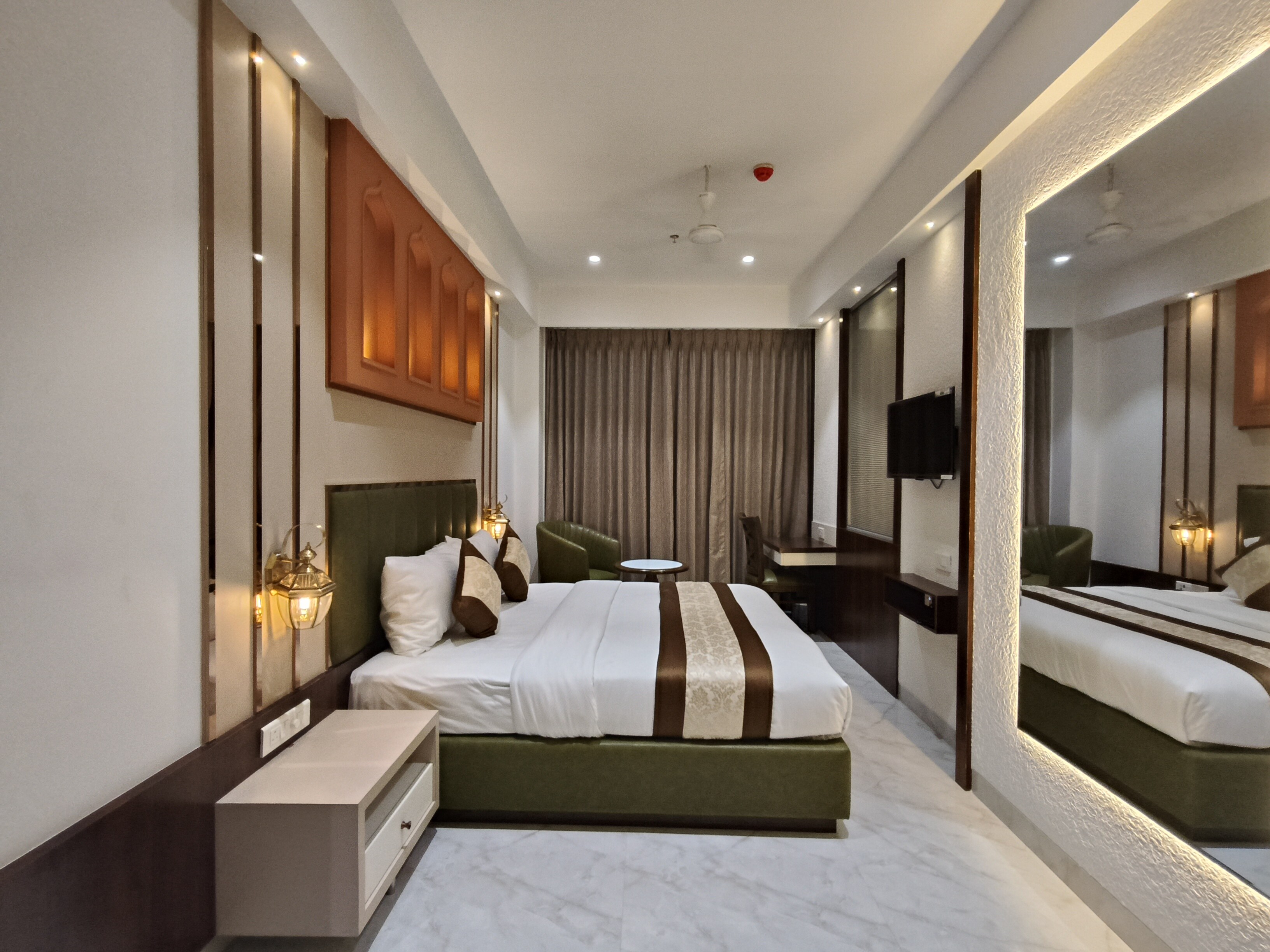 Sonesta Suites - Tap to explore photos
