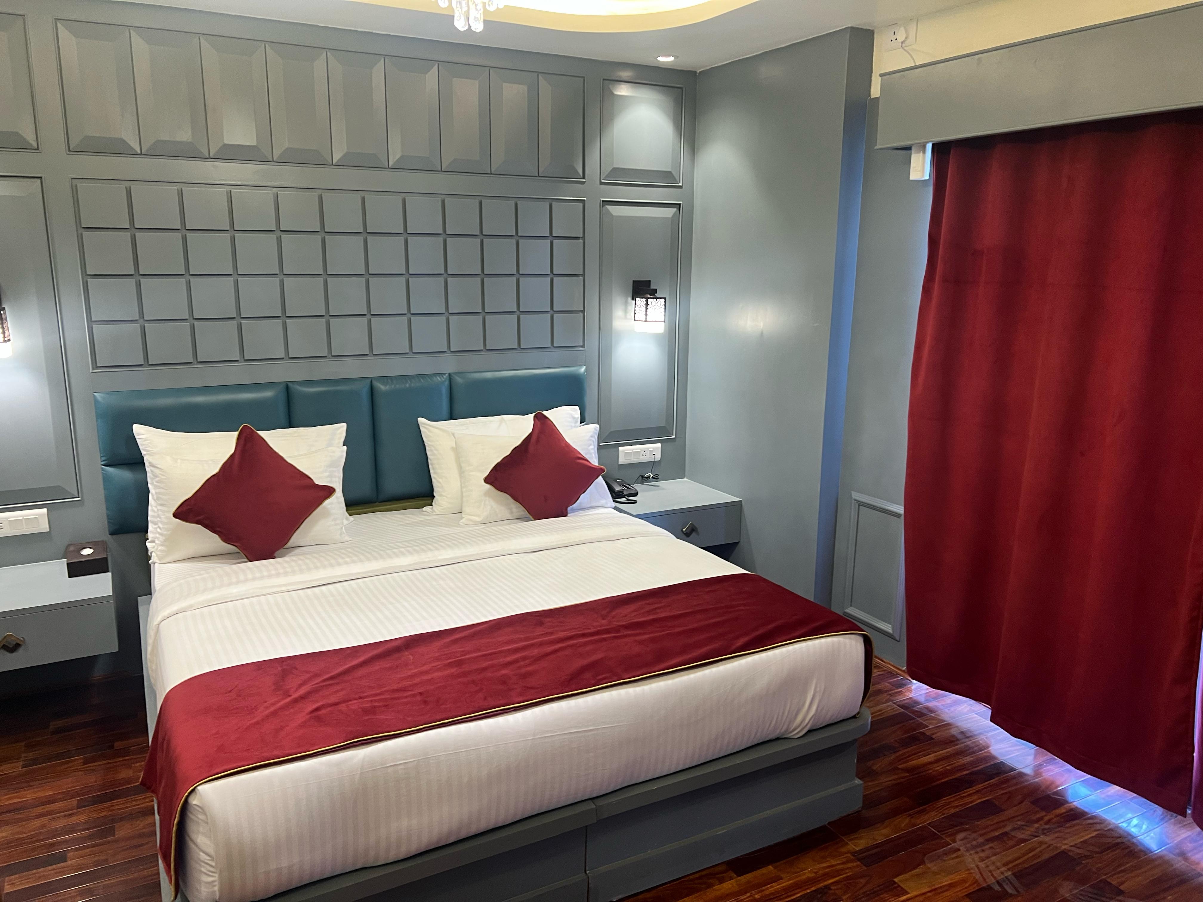 The Idyll - Tap to explore photos