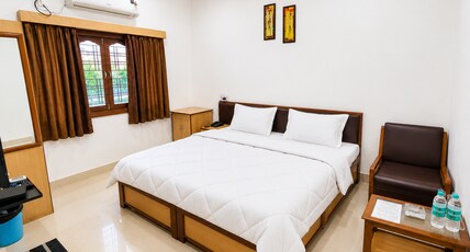 Shri Kunj Hotel & Restaurant Room Type - DELUXE ROOM