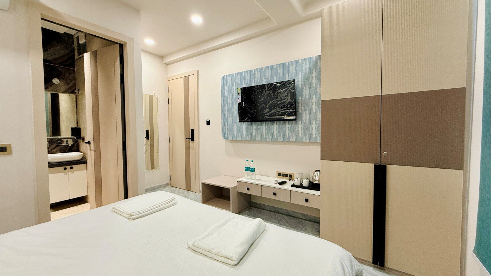 Hotel Raj Villa - Tap to explore photos