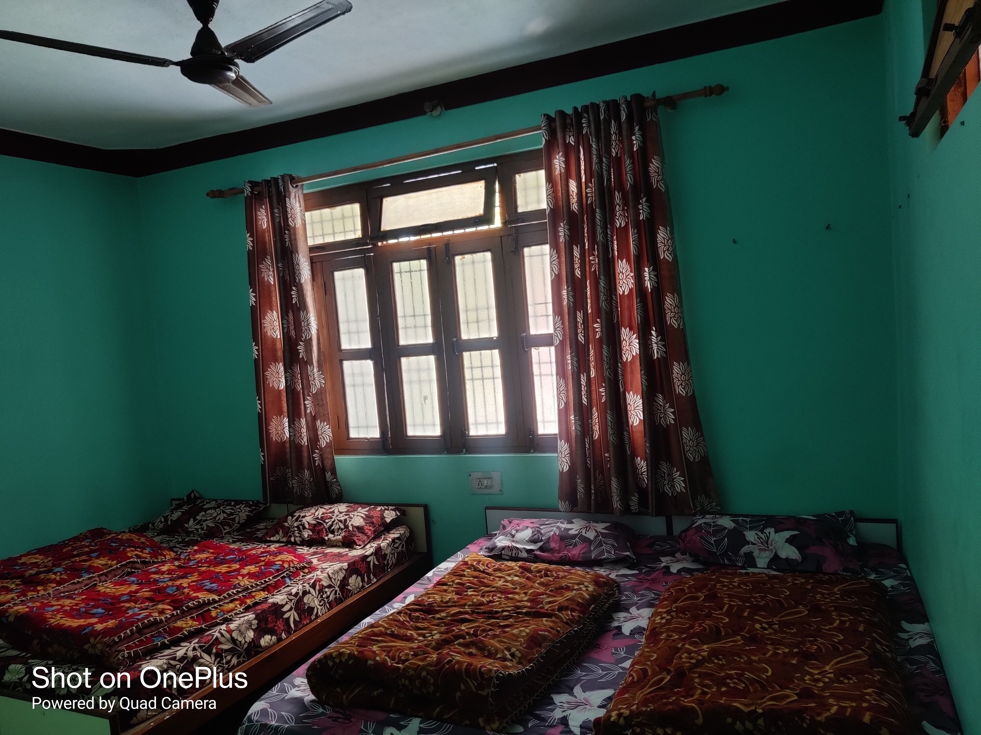 Hari Krishna Guest House- Govind Ghat - Tap to explore photos