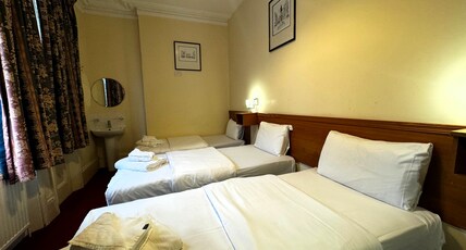 Bridge Park Hotel Room Type - Triple room with shared bathrooms (3 single beds) Bridge Park Hotel Room Type - Triple room with shared bathrooms (3 single beds)