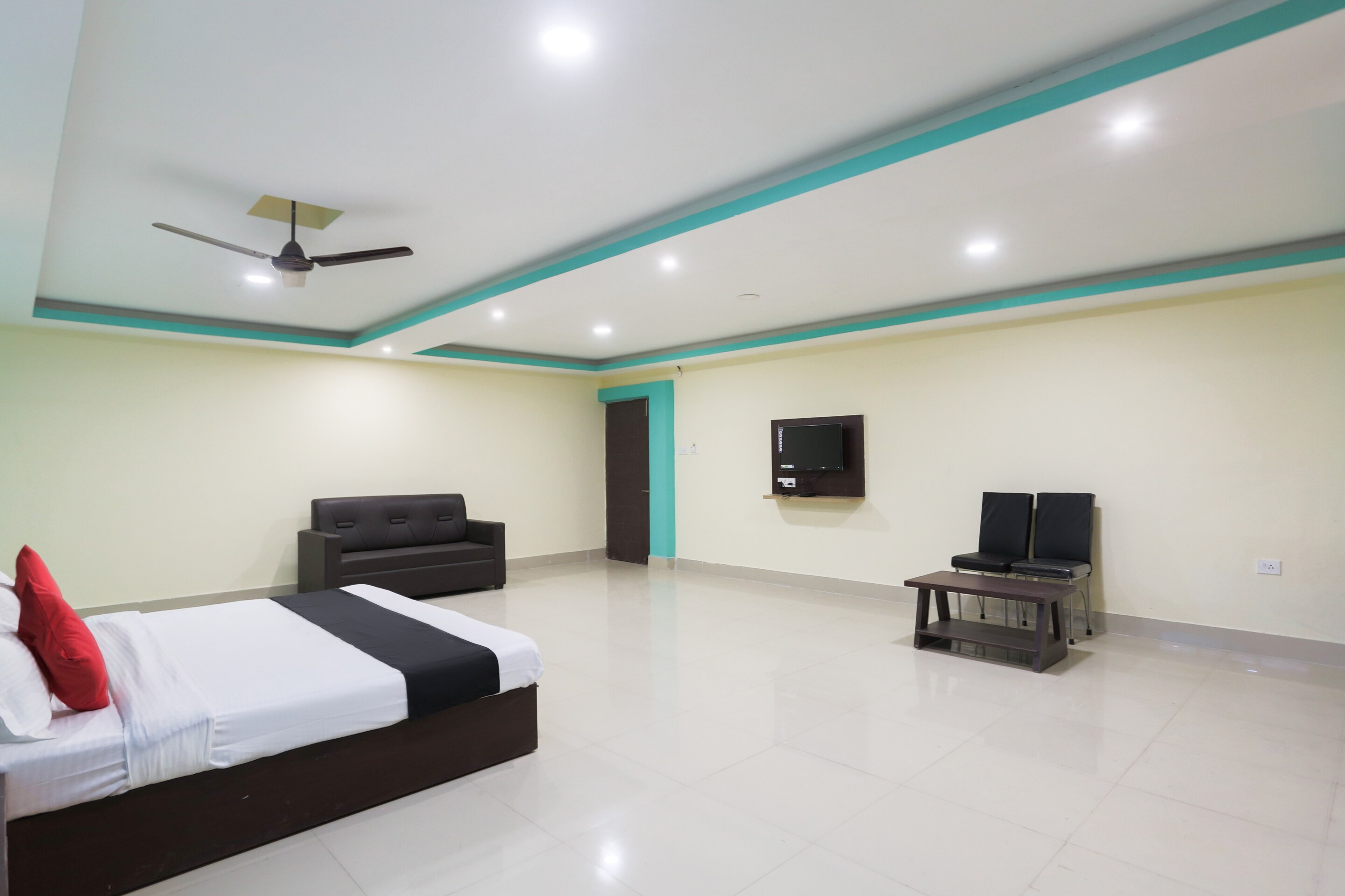 Hotel O Nakshatra. - Tap to explore photos