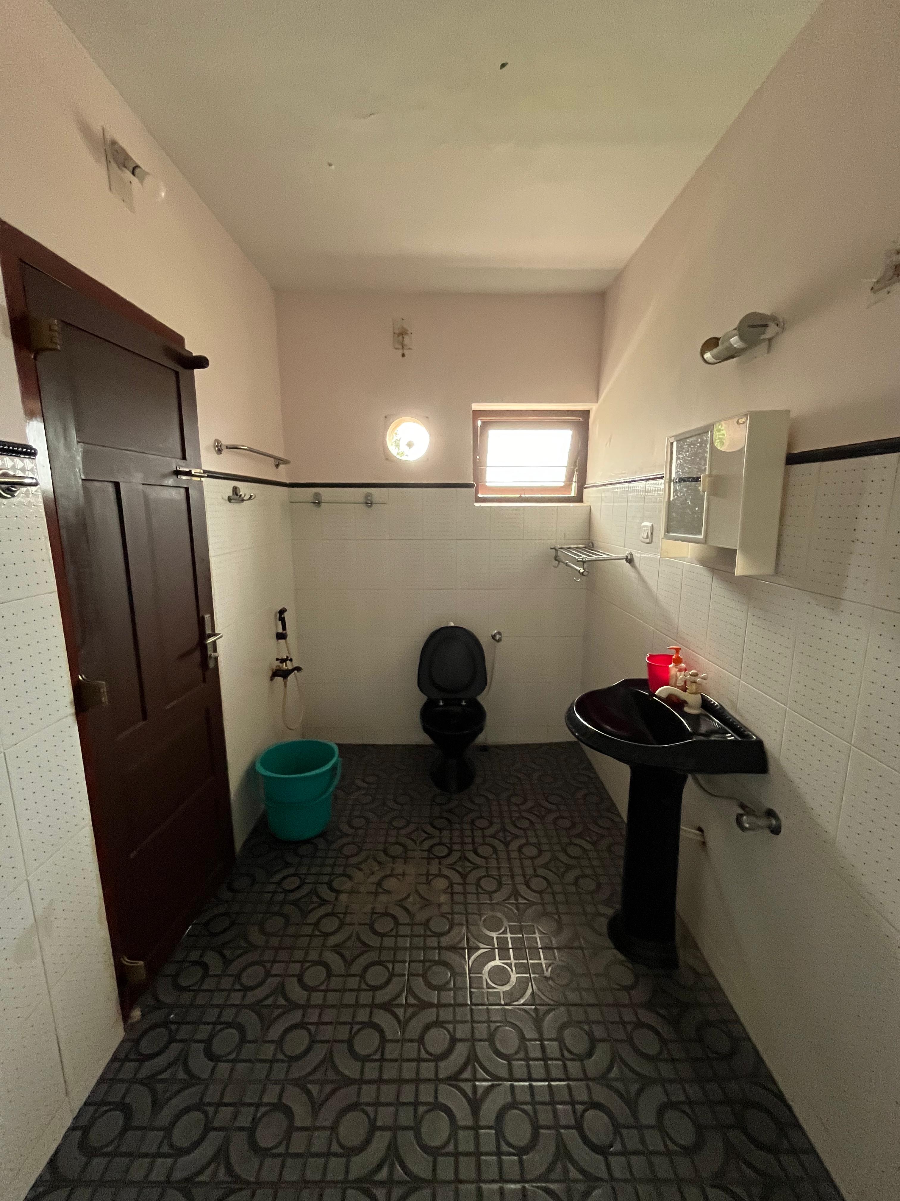 DE Royale Summit Homestay - Tap to explore photos