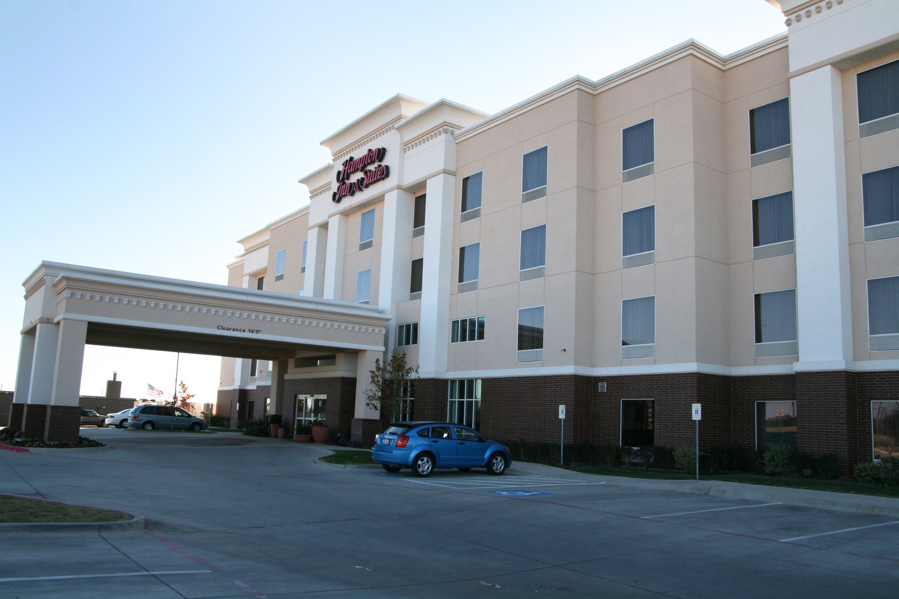 Hampton Inn & Suites by Hilton Gainesville - Tap to explore photos