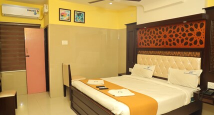 Hotel Sri Saravana Bhavan Room Type - AC Deluxe Double Bed