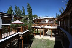 Lha - Ri - Sa Resort