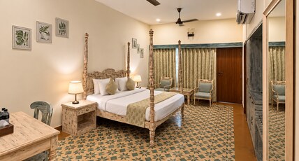SWAROOP VILAS - LAKE FACING BOUTIQUE HOTEL Room Type - Luxury Garden View Room with Balcony