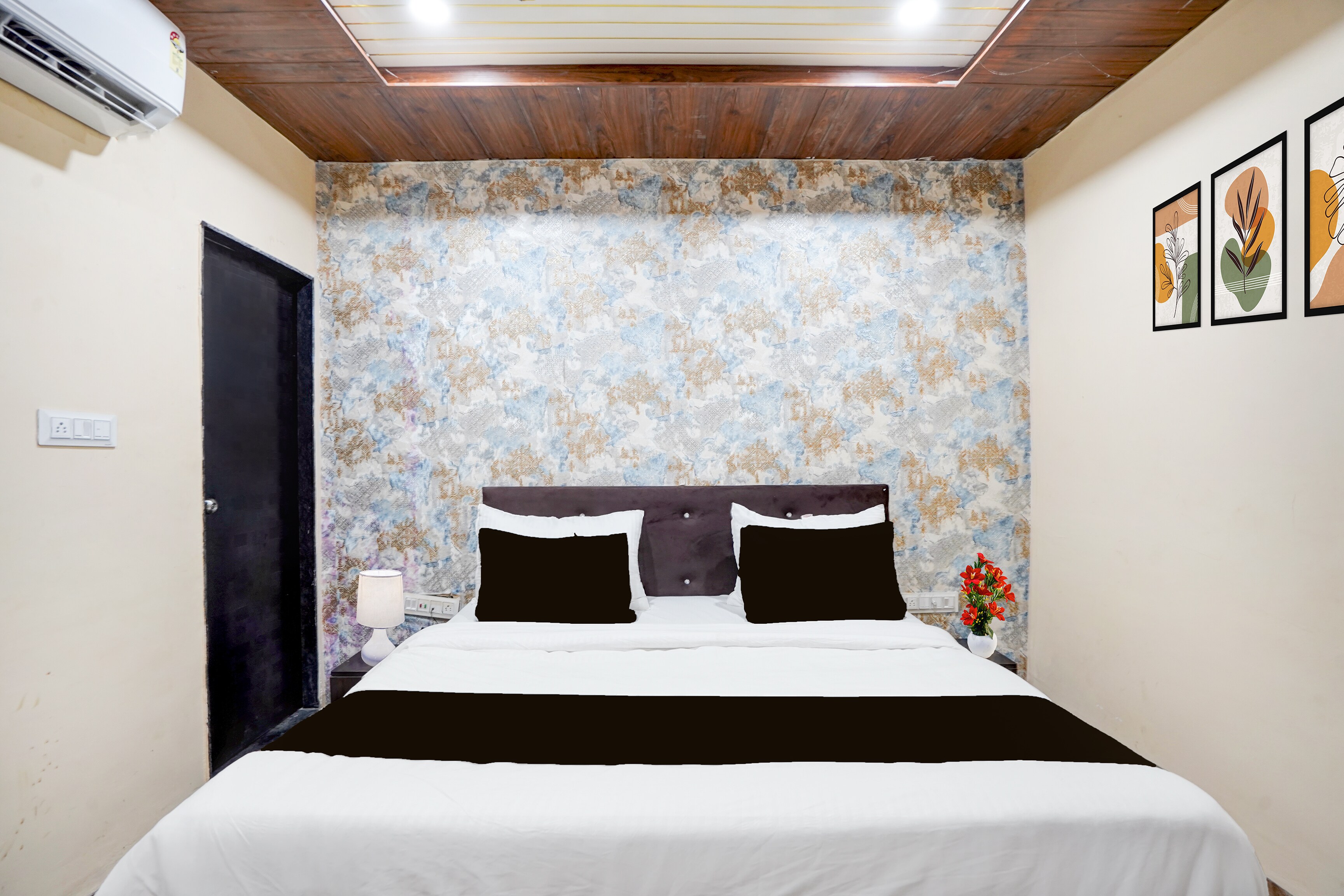 Hotel O by OYO SARANSH - Tap to explore photos