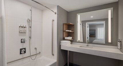 Staybridge Suites PORT ELGIN, an IHG hotel Room Type - 1 King Studio Comm Mobility Accessible Bath Shwr