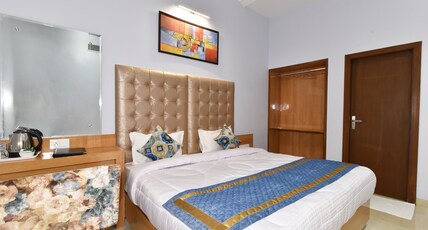 Hotel Vacation Inn (1 Min Walk To Golden Temple ) Room Type - Deluxe Room