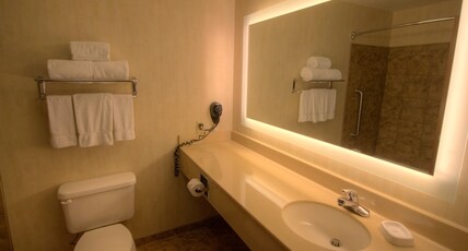 Holiday Inn Express & Suites SIOUX CENTER Room Type - 2 Queen Beds Suite