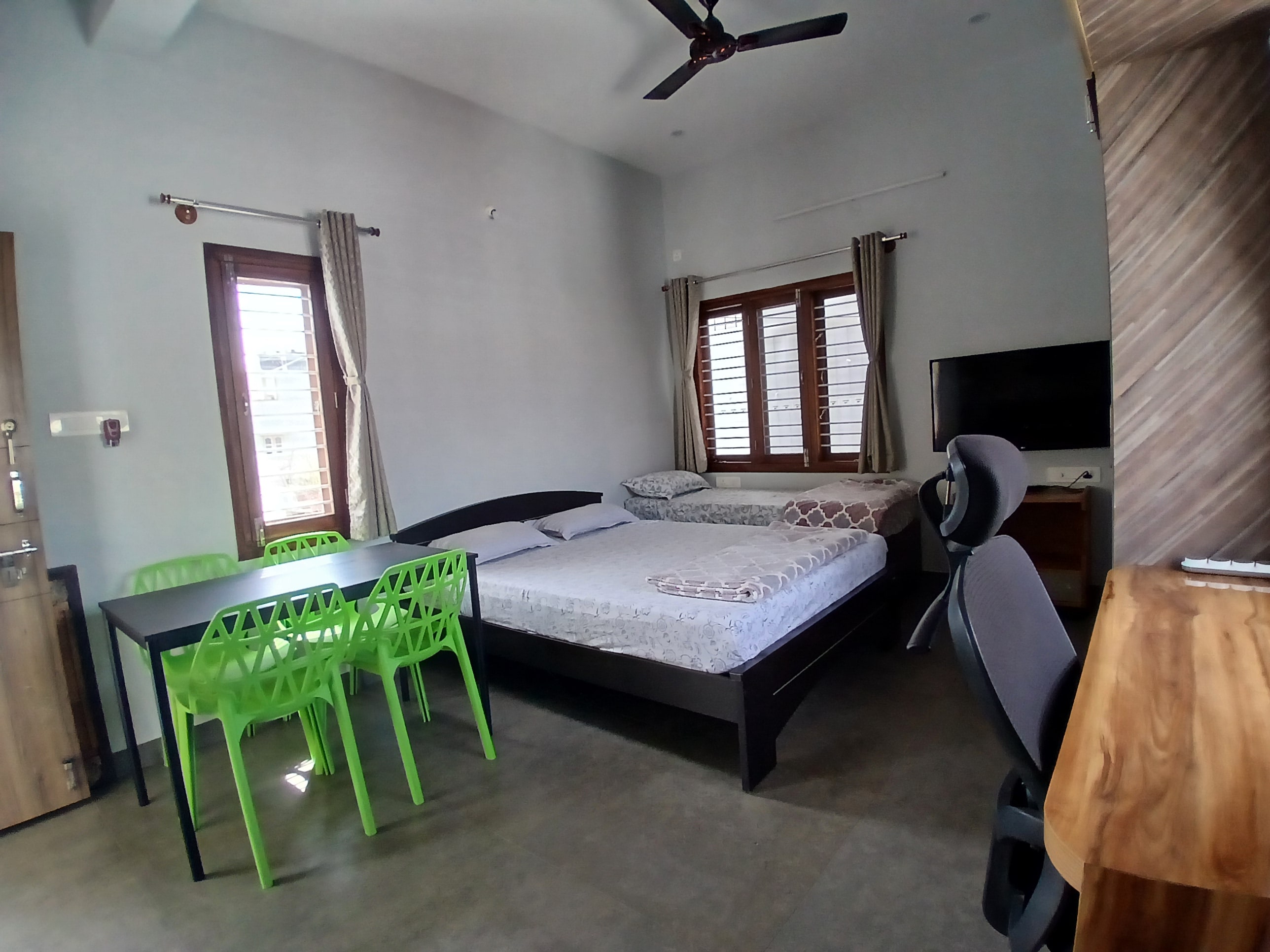 Studio with Private Terrace Near Airport - Tap to explore photos
