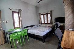 Studio with Private Terrace Near Airport