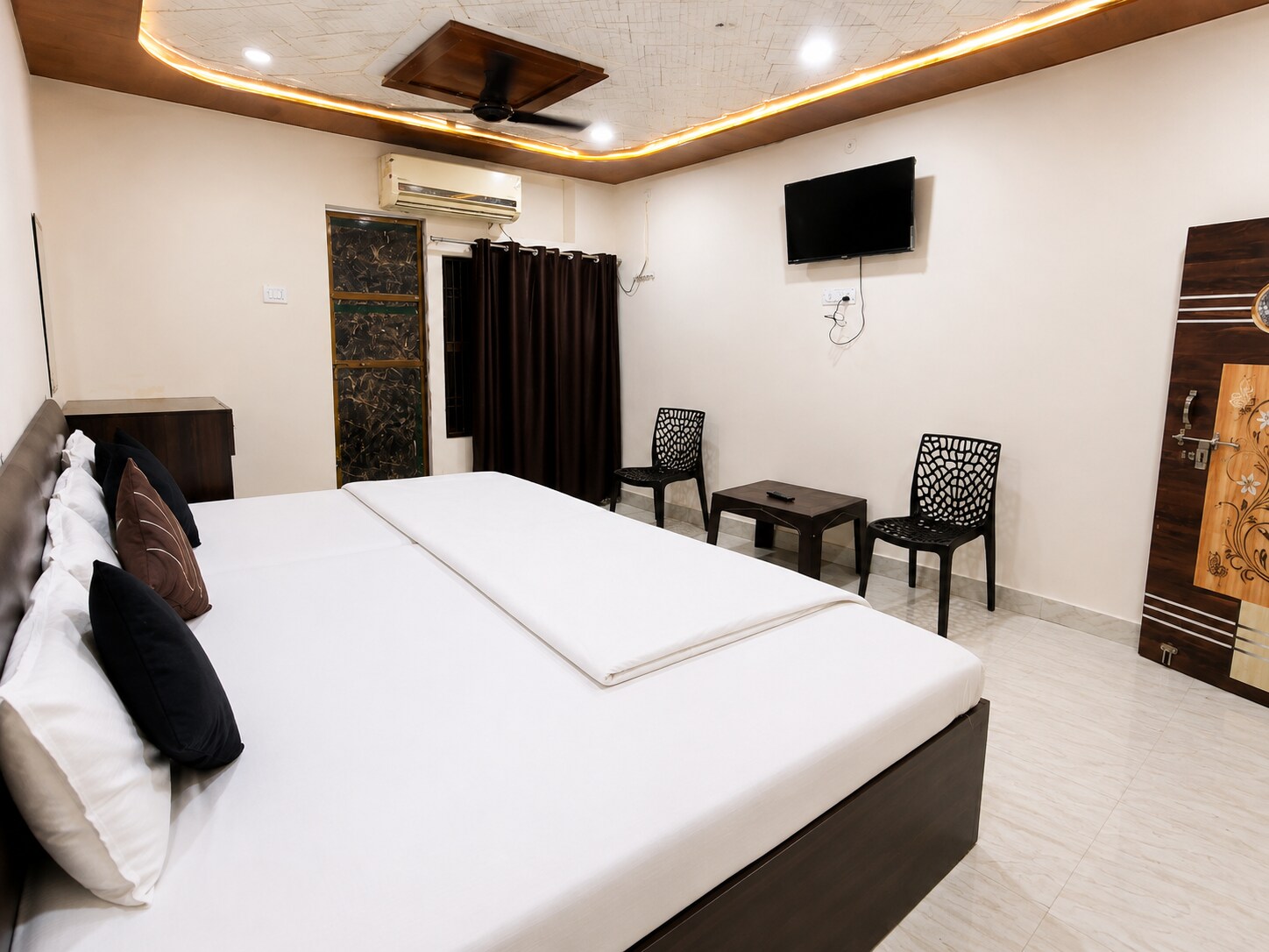 Kohinoor P Guest House - Tap to explore photos