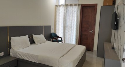 C T Heights Inn Room Type - Luxury Deluxe