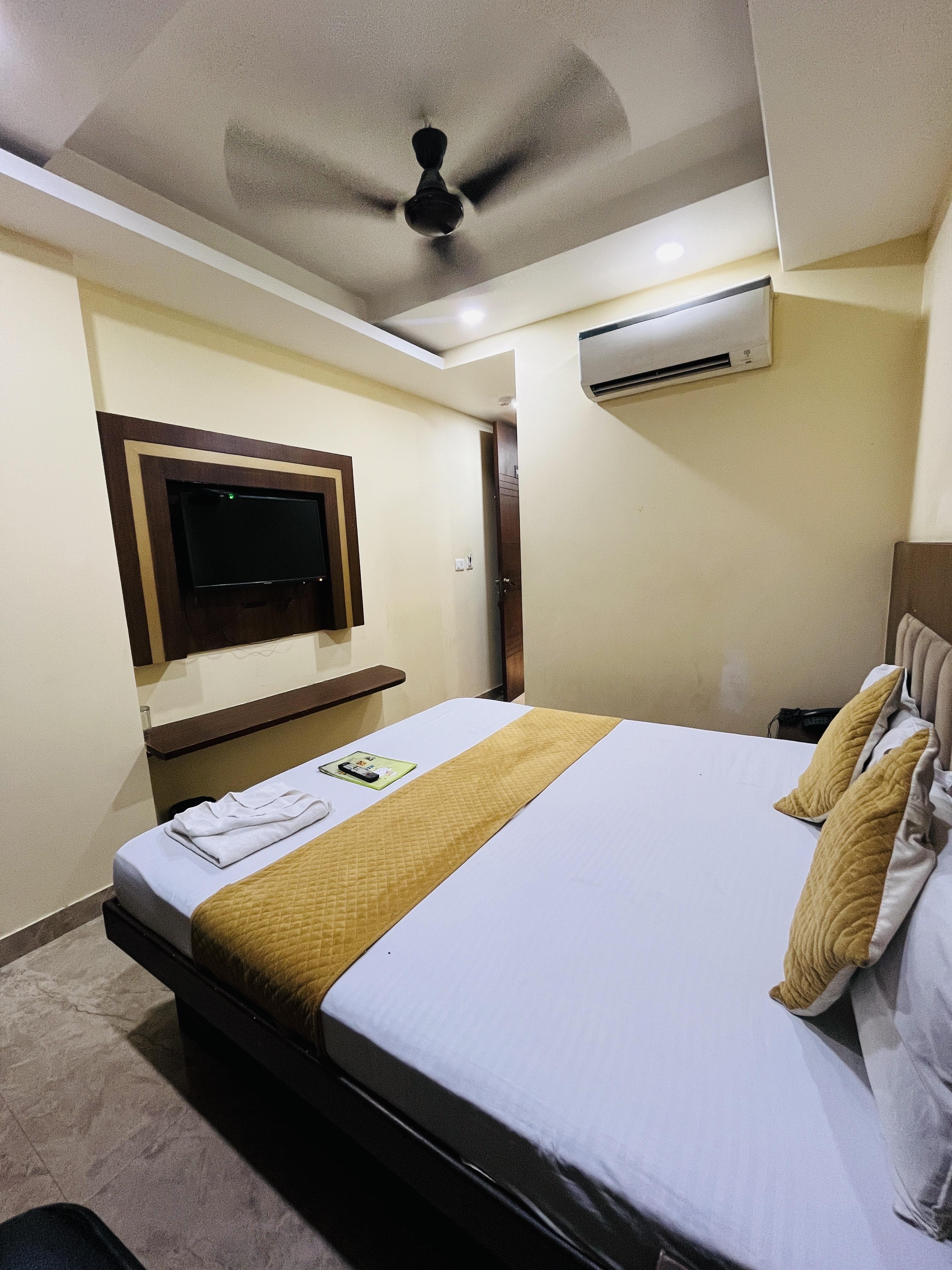 Hotel Silver Street 2 Mins Walk From New Delhi Railway station - Tap to explore photos