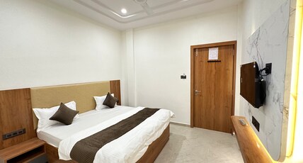 Hotel Madhav Inn Room Type - Deluxe Room ( Double Bed )