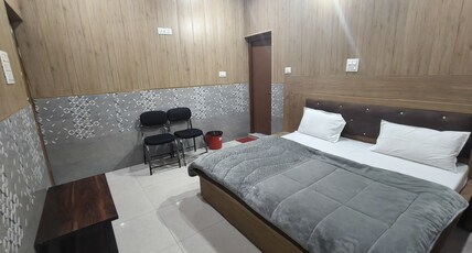 Omji-Kalindi Seva Sadan Room Type - Deluxe Double Room