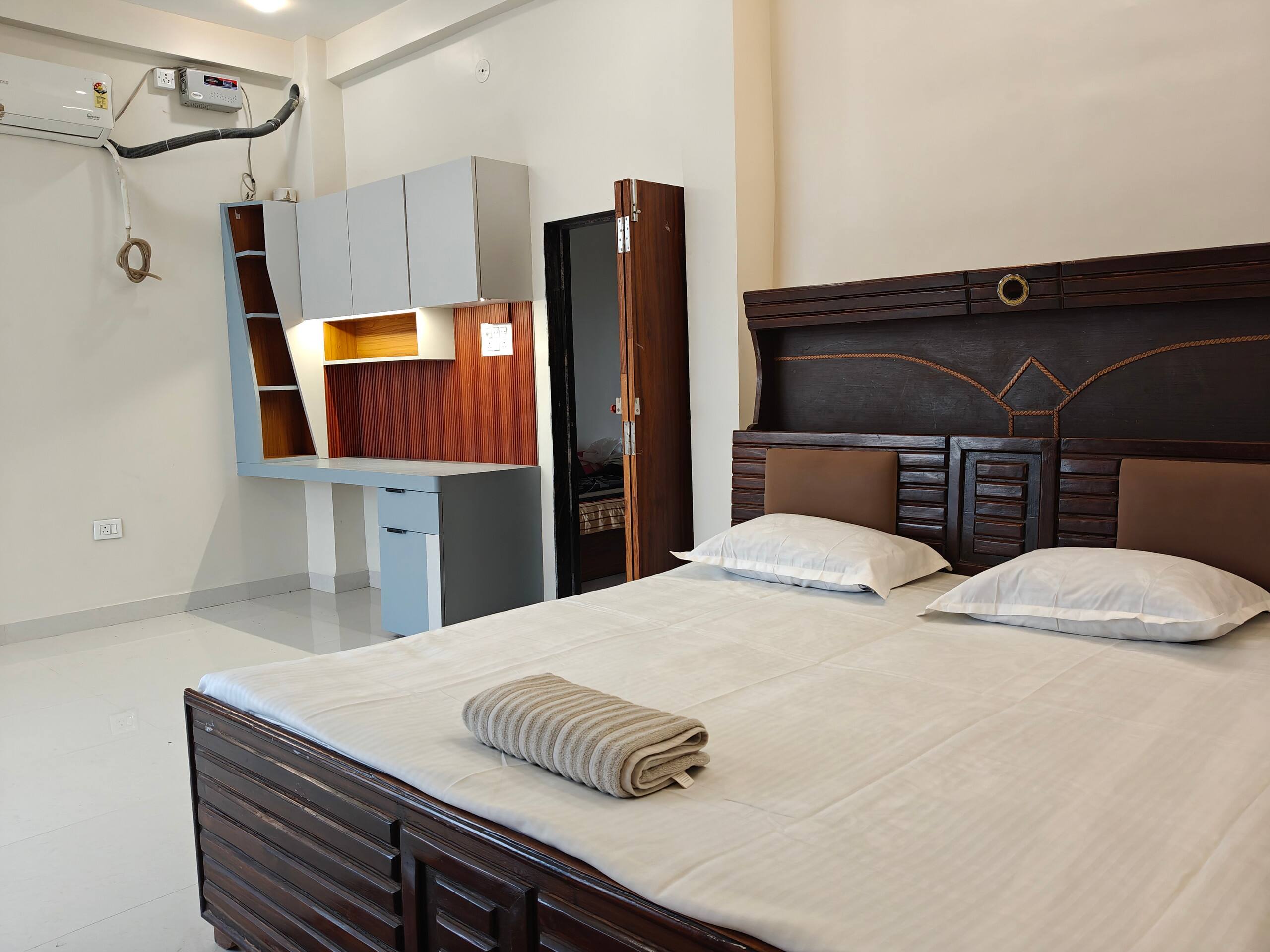 Mangalam Cozy Private Room Females Only - Tap to explore photos