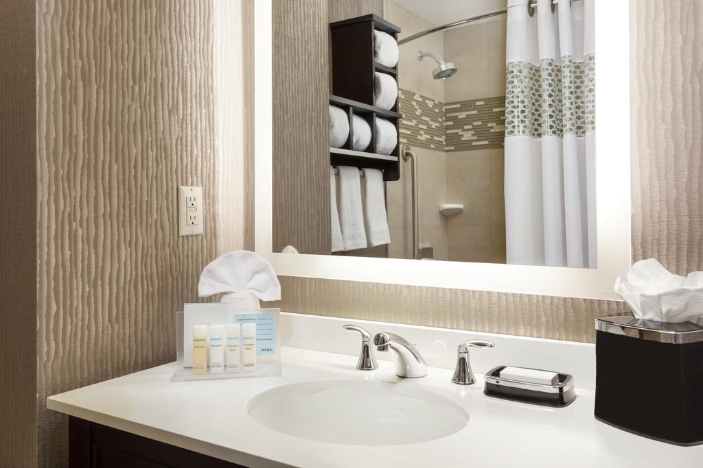 Hampton Inn by Hilton Manhattan/Times Square Central - Tap to explore photos