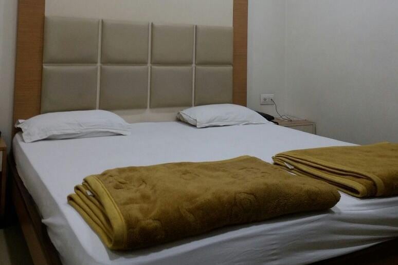 Hotel Dolphin - Tap to explore photos