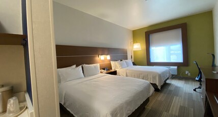 Holiday Inn Express Hotel & Suites Beaumont - Oak Valley Room Type - 2 Queen Suite Mobility Accessible Tub