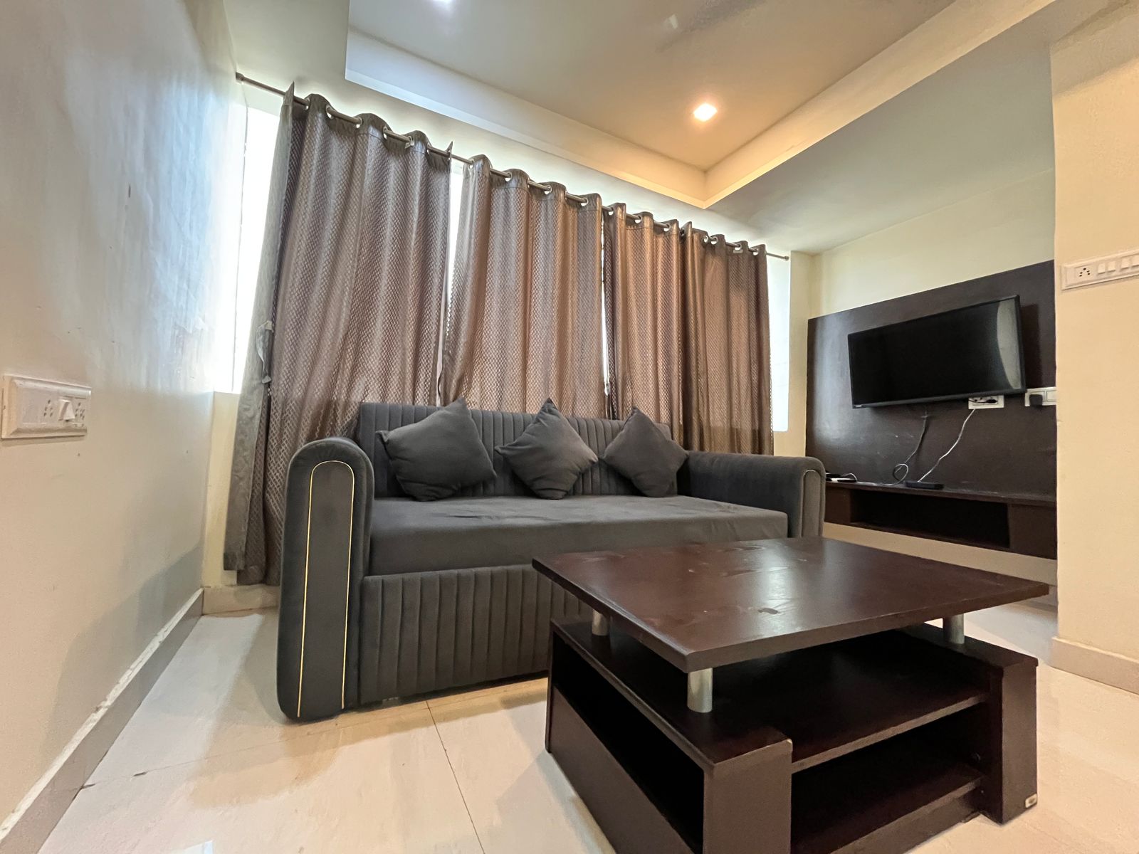 Palm Inn - Tap to explore photos