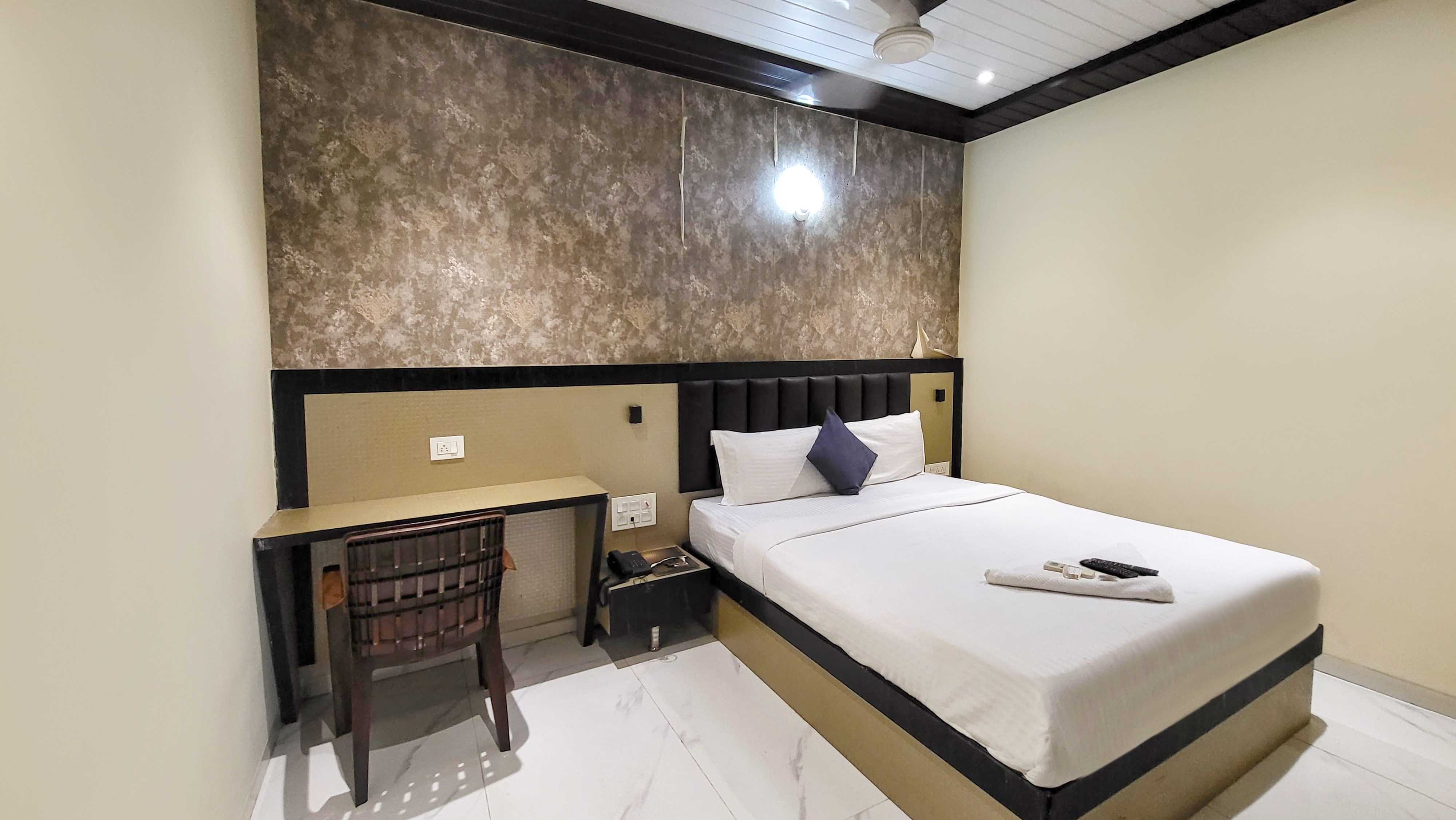 FabHotel Prime Land - Nr. BKC - Tap to explore photos