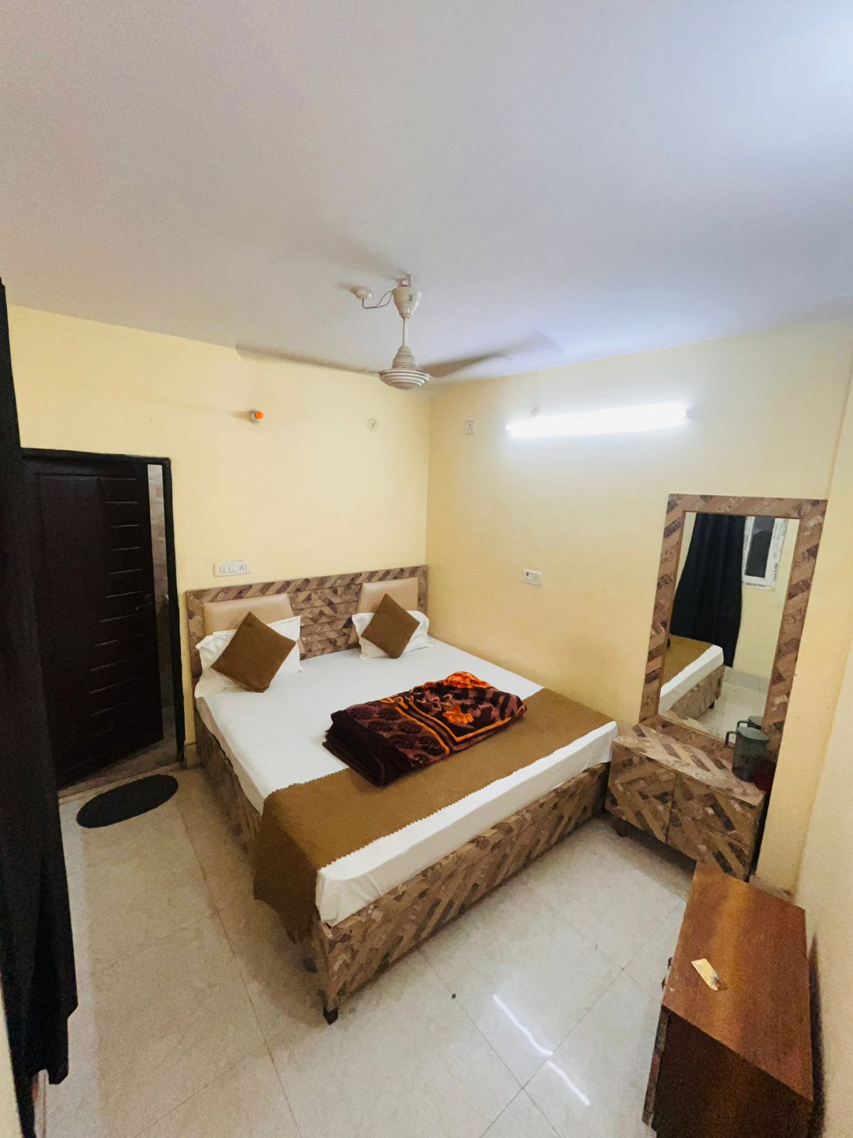 Shiv Gopal (P) Guest House - Tap to explore photos