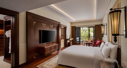 InterContinental Hotels XISHUANGBANNA RESORT Room Type - 1 Bedroom Suite Club Lounge Access Dining Meeting Area