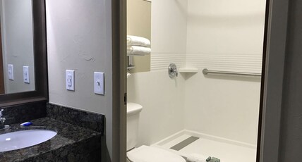 BEST WESTERN EL RENO Room Type - 1 King Bed, Non-Smoking, Downstairs, Walk In Shower, Recliner, Microwave And Refrigerator, Full Brea BEST WESTERN EL RENO Room Type - 1 King Bed, Non-Smoking, Downstairs, Walk In Shower, Recliner, Microwave And Refrigerator, Full Brea