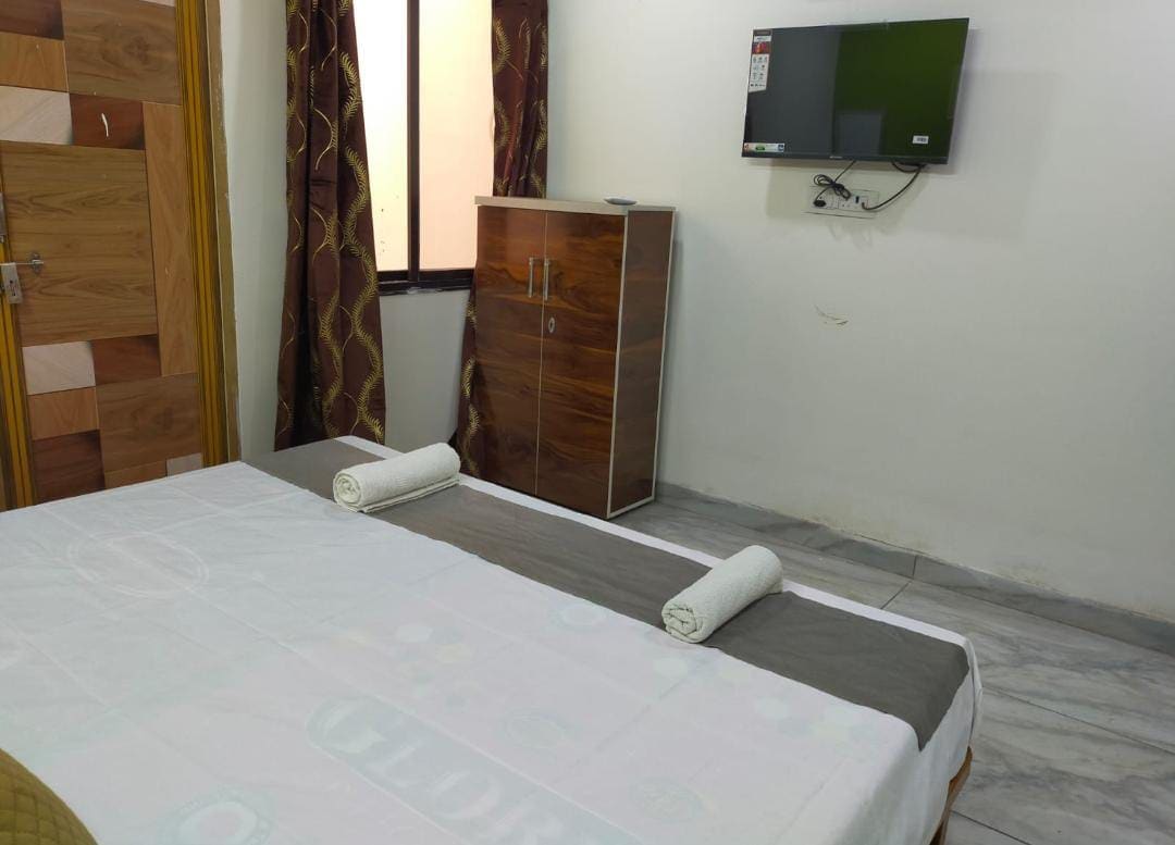 Shree shreedhar Guest House - Tap to explore photos