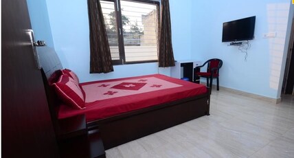 The Comfort Stay - Near Sector 28 Metro Station Room Type - Deluxe Room - Free Wi-Fi