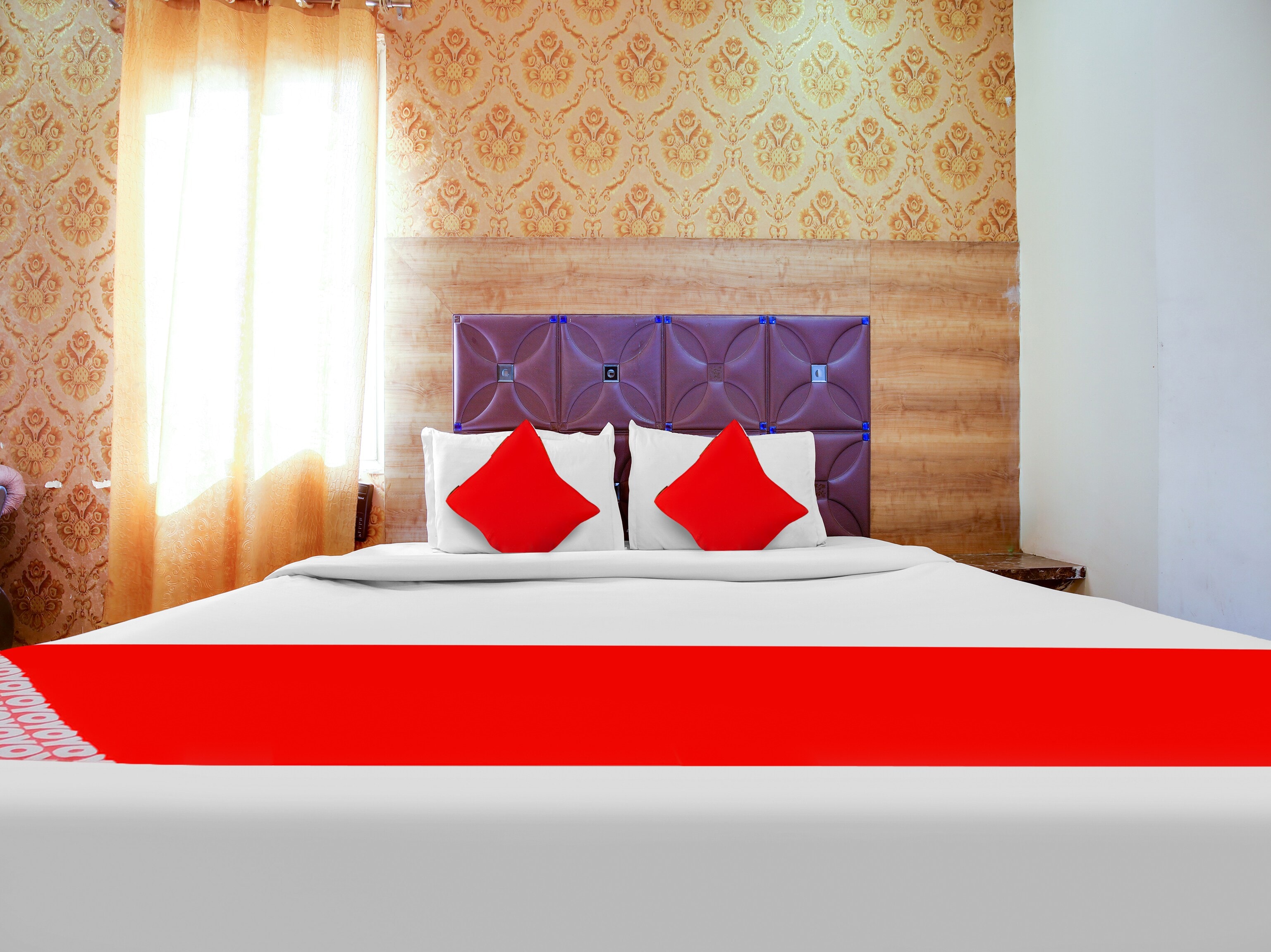 OYO 77326 Hotel Royal View - Tap to explore photos