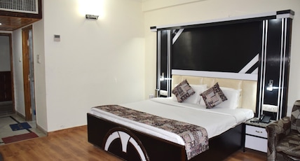 Hotel Dalhousie Heights Room Type - Royal Classic Room (Valley-Garden View with Central Heating) Hotel Dalhousie Heights Room Type - Royal Classic Room (Valley-Garden View with Central Heating)