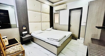 Hotel Seven Seas Near Fortis Shalimar Bagh Room Type - Deluxe Room with Free Parking and Wi Fi Hotel Seven Seas Near Fortis Shalimar Bagh Room Type - Deluxe Room with Free Parking and Wi Fi