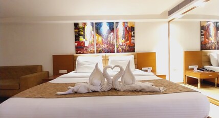 YMCA International Centre Room Type - Deluxe Room King Bed with Balcony